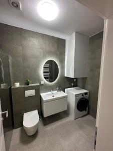 Ett badrum på Nanda Studio Apartment - Free Private Parking