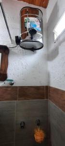 La salle de bains est pourvue d'un lavabo et d'un miroir. dans l'établissement Casa V.Giardino pileta y cochera, à Villa Giardino