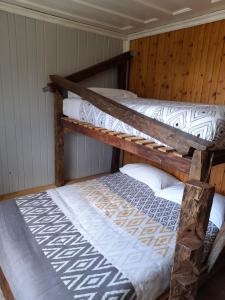 ein paar Etagenbetten in einem Zimmer in der Unterkunft Le petit vignoble du brûlé marron in Cilaos