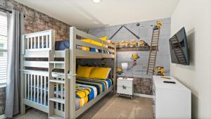 1 dormitorio con litera y escritorio en Amazing Villas 20 minutes away from Disney! en Kissimmee