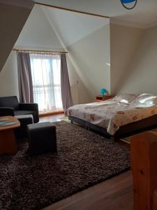 sypialnia z łóżkiem i kanapą w obiekcie Willa Marysieńka w Zakopanem