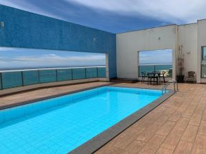 einen Pool mit Meerblick in der Unterkunft Ocean Flat Premium com vista para o mar in Vila Velha