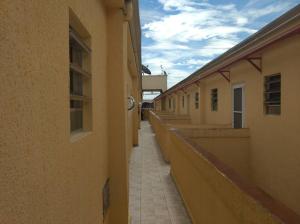 un pasillo vacío entre dos edificios en un edificio en Kitnet Praia Grande, en Praia Grande