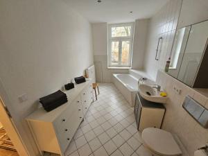 ein Badezimmer mit einem Waschbecken, einem WC und einer Badewanne in der Unterkunft charmante Ferienwohnung am Stadtwald von Plauen in Plauen