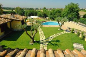 uma vista aérea de um pátio com piscina em Valle dei Casali B&B em Roma