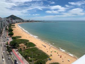 Blick auf den Strand mit Menschen und das Meer in der Unterkunft Ocean Flat Premium com vista para o mar in Vila Velha