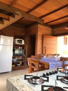 eine Küche mit einem Kochfeld in einem Zimmer in der Unterkunft Casa do bosque in Conceição da Ibitipoca