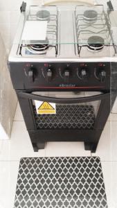 a stove top oven sitting in a kitchen at Apto Praia da Enseada 4 pessoas in Guarujá