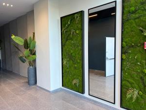 een kamer met een muur bedekt met groene planten bij Archi apartments 4 in Tbilisi City