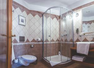 y baño con ducha, aseo y lavamanos. en Penzion Prinz en Valtice