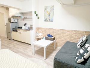 Cette petite chambre comprend un lit et une petite cuisine. dans l'établissement 東新宿1分&新大久保10分, à Tokyo