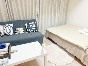 um quarto com duas camas e dois ursinhos de peluche em 東新宿1分&新大久保10分 em Tóquio