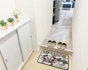 um tapete de boas-vindas no chão num corredor com sapatos em 東新宿1分&新大久保10分 em Tóquio