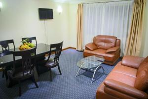 - un salon avec un canapé et une table dans l'établissement Hill View Hotel Kiyovu, à Kigali