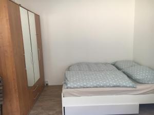 Dormitorio pequeño con cama y armario en Apartmány na Tanvaldském Špičáku, en Jiřetín pod Bukovou
