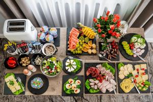WillaByTheRiver في بورونين: طاولة مليئة بالكثير من الأنواع المختلفة من الطعام