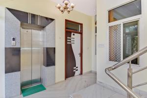 un couloir avec une porte en verre et un escalier dans l'établissement OYO Ekta My Stay, à Jaipur