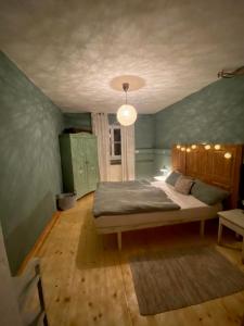 a bedroom with a large bed in a room at Oide Schreinerei in Steingaden