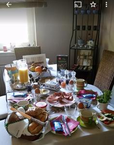 a table with food and drinks on top of it at Übernachten in unseren Crutpracht Gästezimmern mit großem Bauernfrühstück, ab April 24 auch in der DUFFEL-SCHEUNE in Kirchhundem