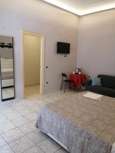 una camera con letto, tavolo e TV di Francesco Home a Napoli