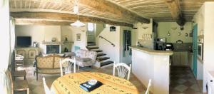 Il comprend une cuisine et un salon avec une table et des chaises. dans l'établissement Maison Lou Colombier, à Comps-sur-Artuby