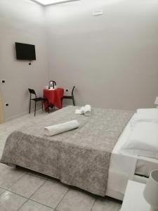 una camera da letto con un letto e due asciugamani di Francesco Home a Napoli