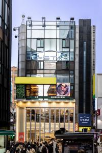 ソウルにあるU STAY MyeongDongの建物前に立つ人々