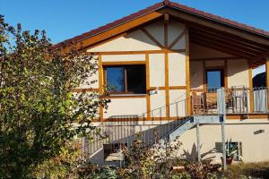 a house with a balcony and a window at Chalet Charmant-Santelmann in Bischoffingen