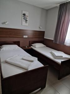 Una cama o camas en una habitación de Hotel Djerdan