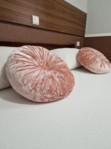 Una cama o camas en una habitación de Hotel Djerdan