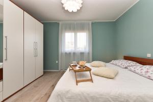 1 dormitorio con 1 cama grande y 1 mesa en Apartment Luka 1481, en Medulin