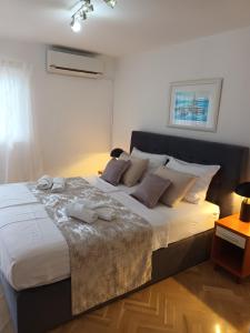 Postel nebo postele na pokoji v ubytování Apartments Ivica