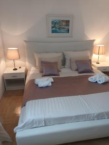 Postel nebo postele na pokoji v ubytování Apartments Ivica