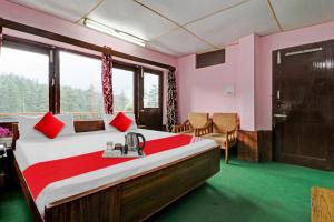 una camera da letto con un grande letto con lenzuola rosse e bianche di Hotel O Hema Holiday Home a Manāli Altre 24 foto