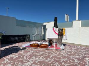 una mesa con dos copas y una botella de vino en Luxury Three Bedroom Villa with Private pool and rooftop Solarium, en San Pedro del Pinatar