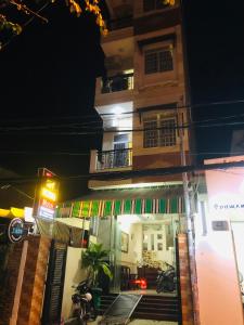 um edifício com uma moto estacionada em frente em Huy Hoàng Motel - Cần Thơ em Can Tho