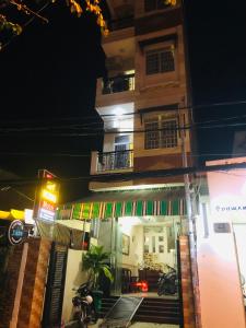 un edificio con una motocicleta estacionada frente a él en Huy Hoàng Motel - Cần Thơ, en Can Tho