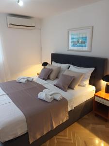 Postel nebo postele na pokoji v ubytování Apartments Ivica