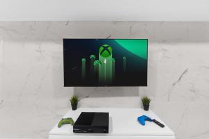 LUX White Marble Retreat near NYC في بايون: شاشة كمبيوتر جالسة فوق مكتب أبيض