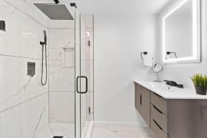 LUX White Marble Retreat near NYC في بايون: حمام أبيض مع دش ومغسلة