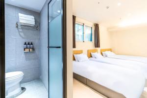 ソウルにあるU STAY MyeongDongのバスルーム(ベッド2台、シャワー付)