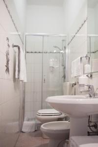 A bathroom at Hotel Amalfi