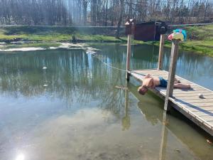 een man die op een steiger aan een meer ligt bij Shadow Hills farm in Fort Edward +18 foto's