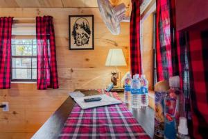 een tafel in een hut met een tafelkleed erop bij Shadow Hills farm in Fort Edward