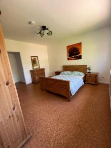 a bedroom with a bed and two dressers at Ferienwohnung Wiesenblick in Illingen