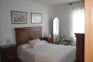- une chambre avec un lit, un miroir et une fenêtre dans l'établissement Apartamento Inty-Yan IV, à Almuñécar
