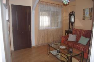 - un salon avec un canapé rouge et une fenêtre dans l'établissement Apartamento Inty-Yan IV, à Almuñécar