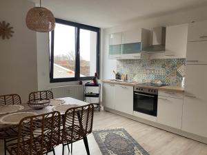 cocina y comedor con mesa y sillas en Boho Appartement, en Bielefeld