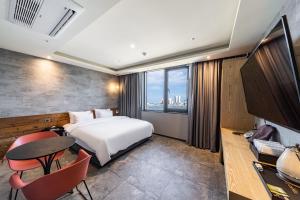 Postel nebo postele na pokoji v ubytování Sokcho Business Hotel CAMEL + 37 fotografií