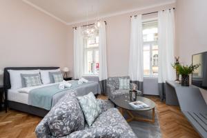 sala de estar con cama y sofá en Garden Suites Residence by TKC en Praga